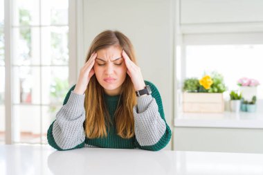 Genç güzel artı boyutu kadın baş ağrısı el ile rahat çizgili kazak giyiyor çünkü stres. Acı çeken migren.