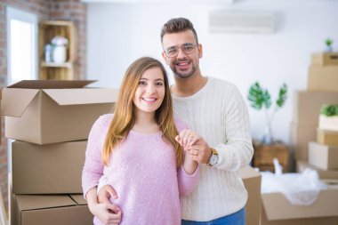 Genç neşeli çift mutlu gösteren düğün yüzük, yeni bir eve hareket nişan kutluyor gülümseyen