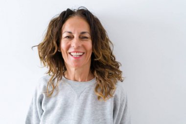 Kıvırcık saçlı güzel orta yaş kadın neşeli ve gülümseyen 