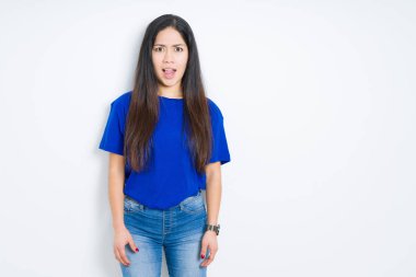 Izole arka plan üzerinde güzel esmer kadın komik ifade ile mutlu dil yapışmasını. Duygu kavramı.