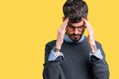 Genç yakışıklı çünkü baş baş ağrısı için el ile izole arka plan üzerinde gözlük takan adam akıllı stres. Migren muzdarip.