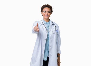 Üzerinde tıbbi ceket giyen genç Afro-Amerikan doktor kadın arka plan dostu sunan karşılıklı tebrik ve davet edici gülümseyen izole. Başarılı iş.