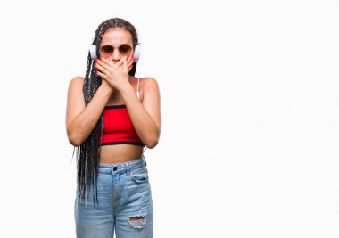 Doğum işareti izole arka plan ağız hata için elleriyle kapsayan şok üzerinde kulaklık giyen genç örgülü saç Afrika kökenli Amerikalı. Gizli kavramı.