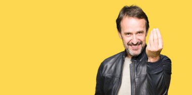 Orta yaş yakışıklı adam giyen siyah deri ceket yapıyor İtalyan el ve parmak emin ifadeyle jest