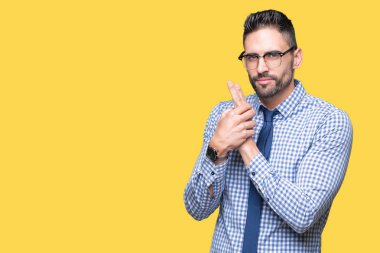 El hareketi ile sembolik silah tutan, çekim silah, kızgın yüz öldürme oynarken arka plan üzerinde gözlük takan genç iş adamı izole