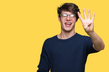 Gösterilen arka plan üzerinde gözlük takan genç yakışıklı adam izole ve parmakları ile işaret kendinden emin ve mutlu gülümseyerek süre dört numara.