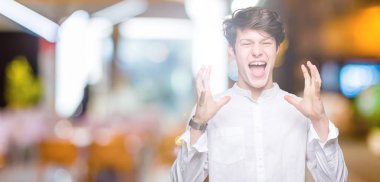 Genç yakışıklı iş adam deli kutluyor arka plan izole ve başarı için kaldırdı kollarını açarak hayrete ve heyecanlı çığlık gözleri açık. Kazanan kavramı