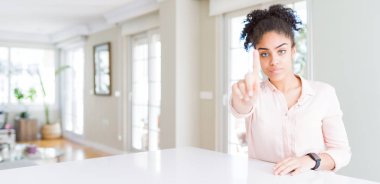 Afro saçlı, güzel Afro-Amerikan kadının geniş açılı parmağı havada ve kızgın bir ifadesi var.