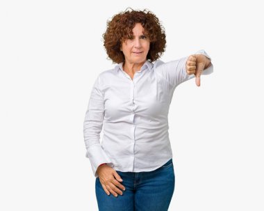 Mutsuz ve kızgın ret gösterilen ve başparmak aşağı hareketi ile negatif seyir izole arka plan güzel orta ager üst düzey businees kadın. Kötü ifade.
