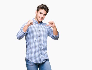 Genç yakışıklı iş adamı yüzünde gülümseme ile kendinden emin görünüyorsun, kendini gururlu ve mutlu parmakları ile işaret izole arka plan üzerinde.