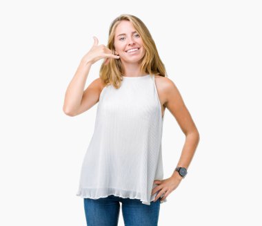 Güzel genç zarif kadın yapıyor gülümseyen izole arka plan üzerinde telefon hareketi ile el ve parmak telefonda konuşuyor gibi. Kavramları iletişim.