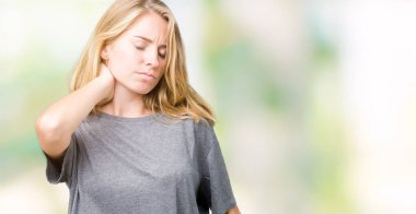Büyük boy rahat t-shirt üzerinde izole giyen güzel genç kadın arka plan ile el, kas ağrısı boyun dokunmadan acı boyun ağrısı yaralanma,