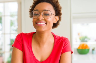 Afro saçlı gözlüklü güzel genç Afrika kadın