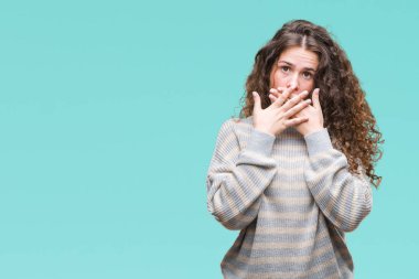 Güzel esmer kıvırcık saçlı Genç kız izole arka plan ağız hata için elleriyle kapsayan şok üzerinde kış kazak giyiyor. Gizli kavramı.