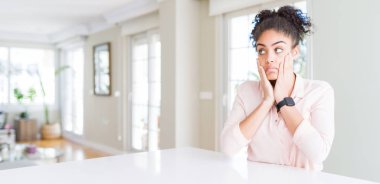 Afro saçlı, güzel Afro-Amerikan kadını geniş açılı. Yüzü, depresyonu ve üzüntüyü örten elleri yorgun, sorun yüzünden üzgün ve tedirgin.