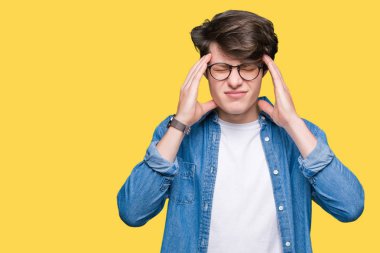 Çünkü üzerinde gözlük takan genç yakışıklı adam arka plan baş baş ağrısı için el ile izole stres. Migren muzdarip.