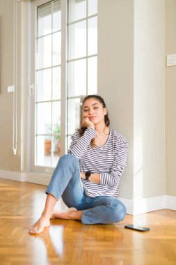 Evde oturan genç güzel kadın yorgun görünümlü ve çapraz silah ile depresyon sorunları ile sıkılmış düşünme.