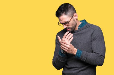 Elleri ve parmakları, artrit inflamasyon izole arka plan acı acı üzerinde gözlük takan genç yakışıklı adam