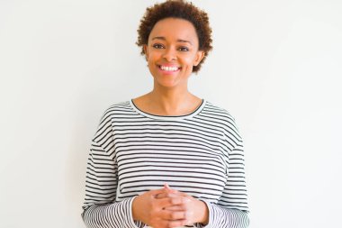 Beyaz arka planda çizgili kazak giyen genç güzel Afrikalı Amerikalı kadın el ve parmaklar birlikte rahat ve neşeli gülümseyen geçti. Başarı ve iyimserlik