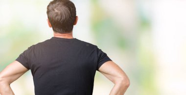 Yakışıklı orta yaş ağarmış komuta sizde izole arka plan ayakta geriye doğru uzakta silah ile vücut üzerinde seyir üzerinde