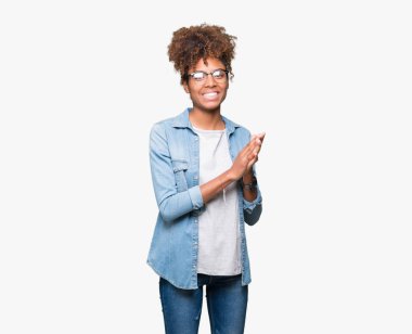 Güzel genç Afro-Amerikan kadın gözlük izole üzerinde arka plan Clapping ve mutlu ve neşeli, gururlu gülümseyen birlikte eller alkış