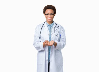 Tıbbi kat izole üzerinde giyen genç Afro-Amerikan doktor kadın alma veya jest vererek birlikte el avuç içi ile gülen arka plan. Ayrı tutma ve koruma