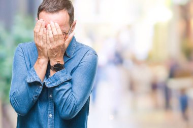 Gözlüklü izole arka plan üzerinde üzgün ifadeyle yüz eller ile ağlayarak süre kapsayan orta yaş ağarmış komuta sizde. Depresyon kavramı.