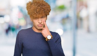 Afro saçlı yakışıklı delikanlı göz izlerken seni jest için şüpheli ifade işaret