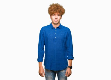 Genç yakışıklı zarif adam yüzünde ciddi bir ifade ile afro saçlı gevşek. Basit ve doğal kameraya bakıyor.