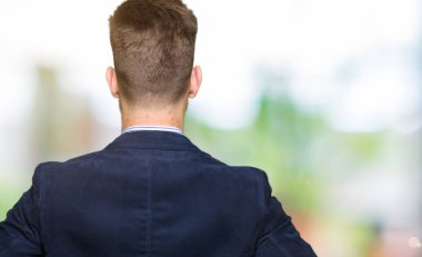Genç yakışıklı bussines geriye doğru uzakta silah ile vücut üzerinde seyir duran adam