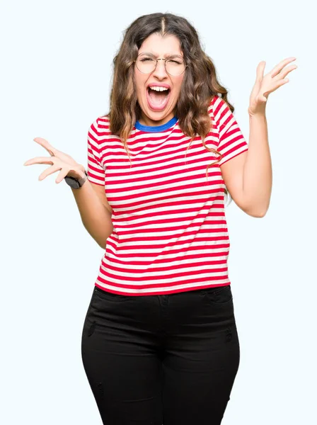 Çılgın ve silah ile başarı için hayran kutluyor gözlük takan genç güzel kadın kaldırdı ve açık gözleri çığlık heyecanlı. Kazanan kavramı