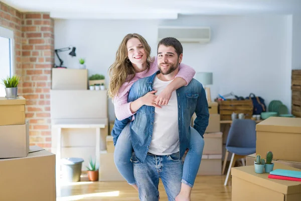 Genç çift evde eğleniyor.