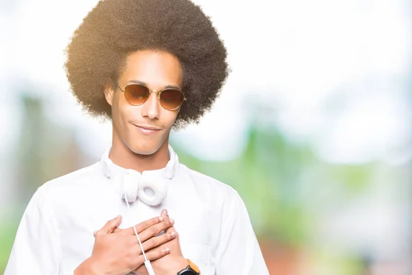 Young African American Man Afro Hair Wearing Sunglasses Headphones Smiling — Stock Photo, Image