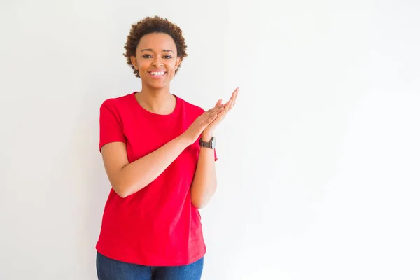 Jonge Mooie Afro Amerikaanse Vrouw Witte Achtergrond Klappen Applauperen Gelukkig — Stockfoto