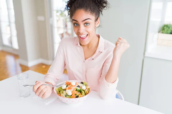 Jovem Afro Americana Comendo Salada Macarrão Saudável Gritando Orgulhoso Celebrando — Fotografia de Stock