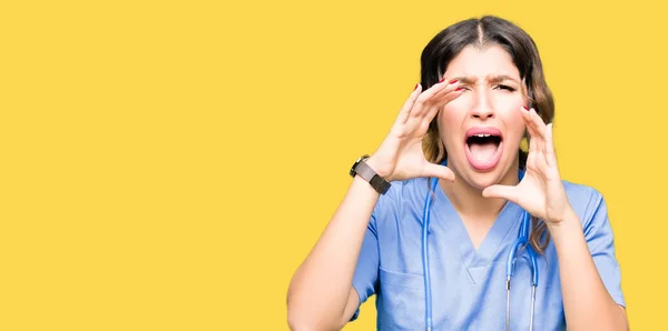 Jovem Adulto Médico Mulher Vestindo Uniforme Médico Gritando Irritado Voz — Fotografia de Stock