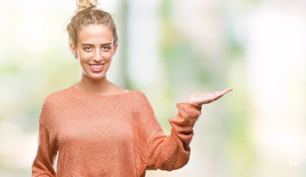 Linda Jovem Loira Sobre Fundo Isolado Sorrindo Alegre Apresentando Apontando — Fotografia de Stock