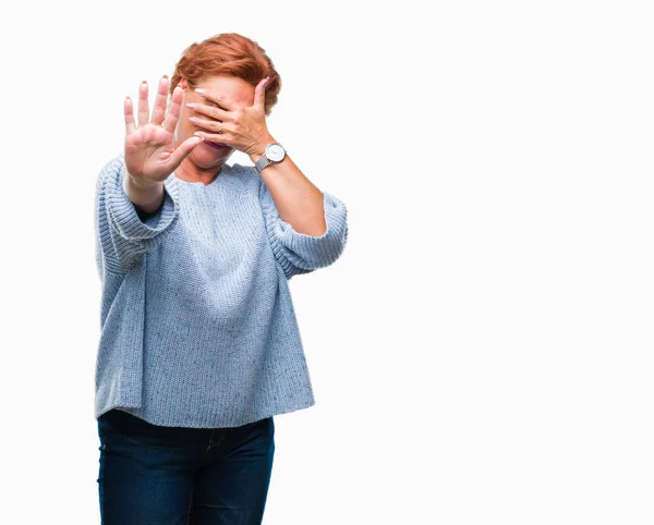 活泼的高级白种人红发妇女穿着冬季毛衣在孤立的背景上用双手遮住眼睛 用悲伤和恐惧的表情做停止手势 尴尬和消极的概念 — 图库照片