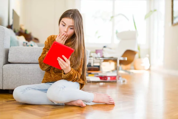 Hermosa Niña Usando Tableta Táctil Digital Sentada Boca Cubierta Piso —  Fotos de Stock