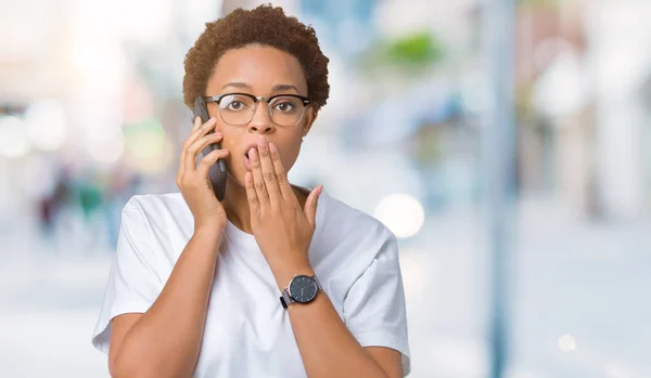 Jeune Femme Afro Américaine Parlant Téléphone Sur Fond Isolé Couverture — Photo