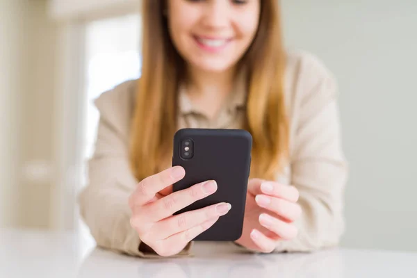 Κοντινό Κομμάτι Της Γυναίκας Που Χρησιμοποιεί Smartphone Και Χαμογελαστή Αυτοπεποίθηση — Φωτογραφία Αρχείου