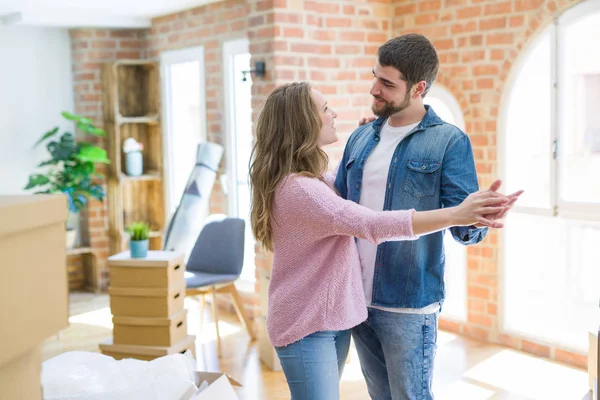 Junges Tanzpaar Feiert Einzug Neue Wohnung Rund Kartons — Stockfoto