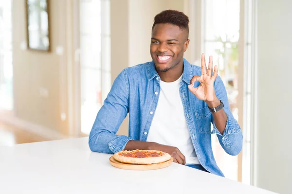 African American Man Eten Pepperoni Pizza Thuis Doen Teken Met — Stockfoto