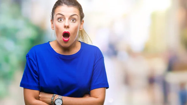 Mooie Jongedame Dragen Casual Blauw Shirt Geïsoleerde Achtergrond Bang Geschokt — Stockfoto