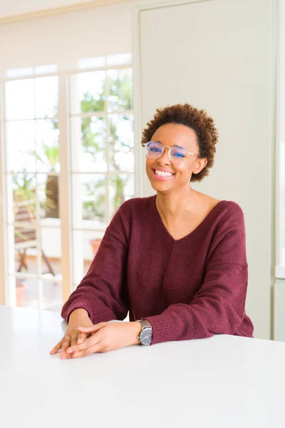 Mooie jonge Afrikaanse vrouw met afro haar bril — Stockfoto