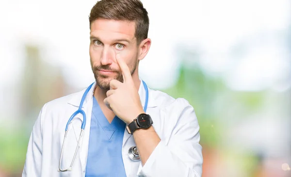 Hombre Guapo Doctor Vistiendo Uniforme Médico Sobre Fondo Aislado Señalando — Foto de Stock