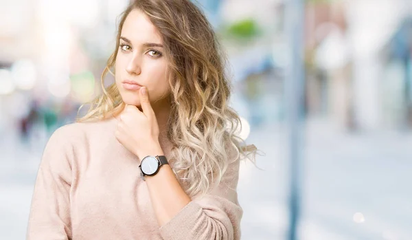 Hermosa Mujer Rubia Joven Con Sudadera Sobre Fondo Aislado Mirando — Foto de Stock