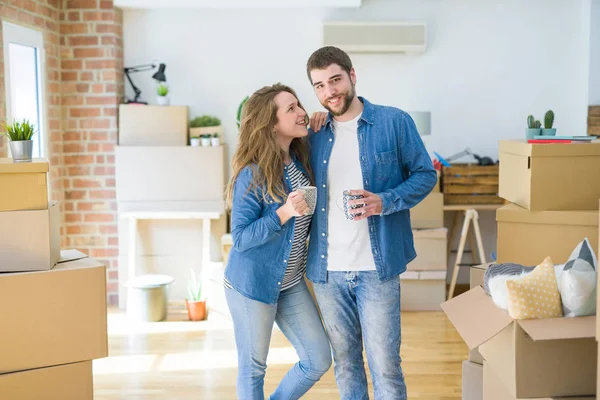 Pareja Joven Que Relaja Mudarse Una Casa Nueva Tomando Café —  Fotos de Stock