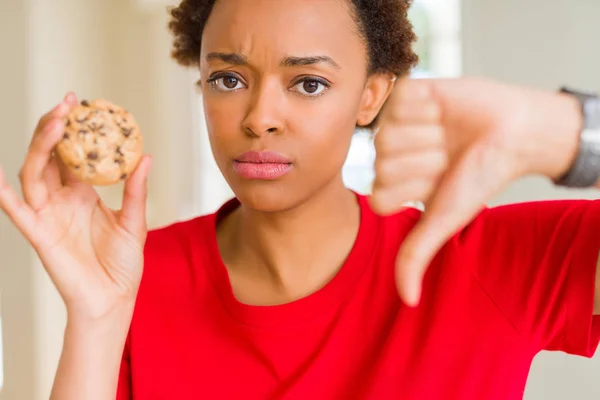 Joven Mujer Afroamericana Comiendo Galletas Chispas Chocolate Con Cara Enojada — Foto de Stock