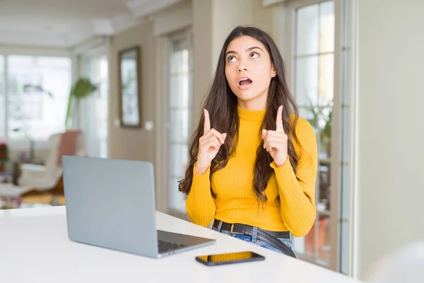 Mujer Joven Usando Ordenador Portátil Sorprendido Sorprendido Mirando Hacia Arriba —  Fotos de Stock